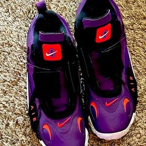 I’m selling a pair of Nike Shoes size 12